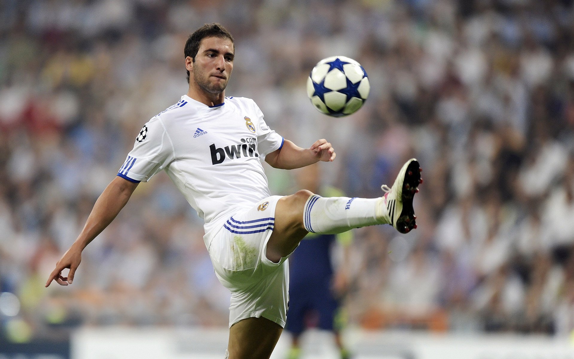 倒三角结构压制对手中场组织，足球倒三角战术